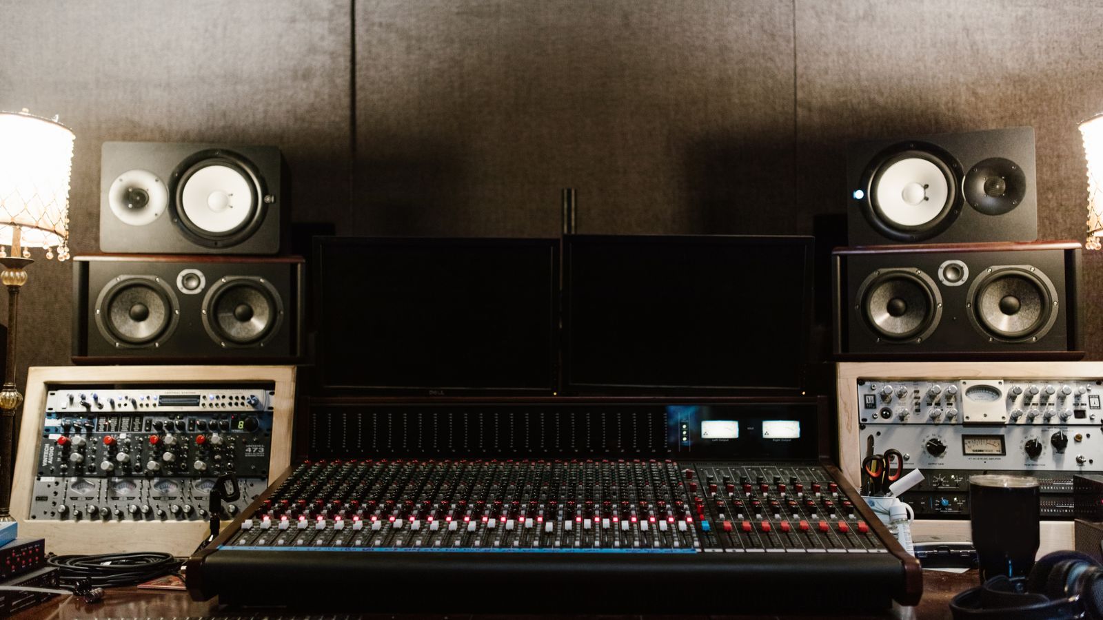 Ilustrasi sound system: amplifier & mixer