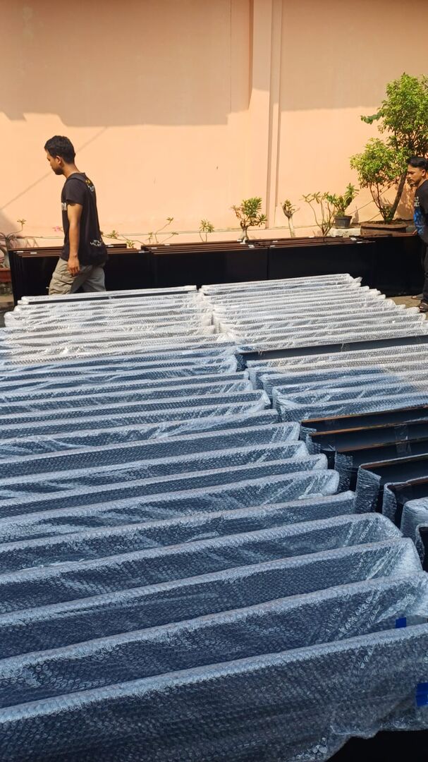 TV bekas dibungkus bubble wrap rapi sebelum diangkut dari lokasi pembeli
