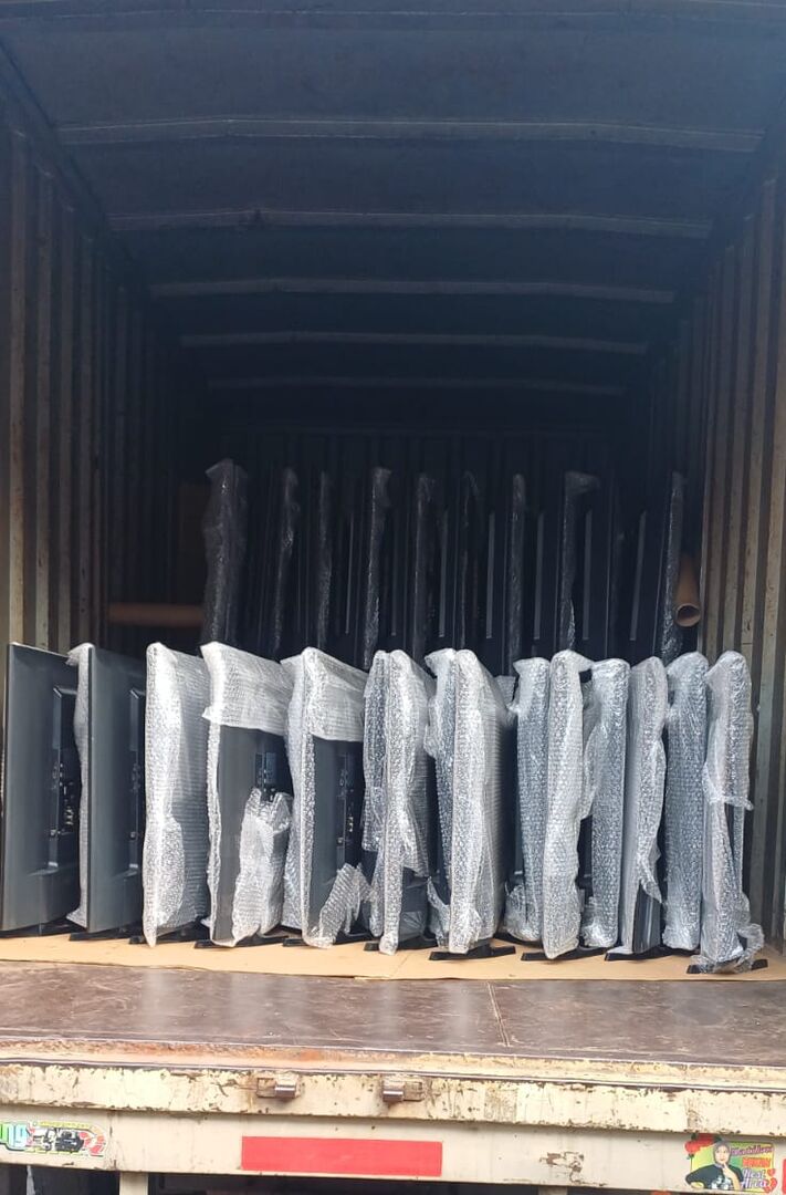 TV bekas dimuat ke dalam truk kontainer setelah dibeli borongan