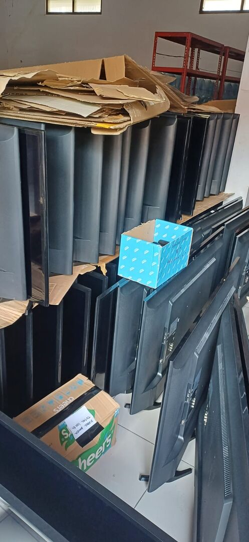 Stok TV LED bekas tersusun banyak di gudang Toko WIN siap dijual kembali