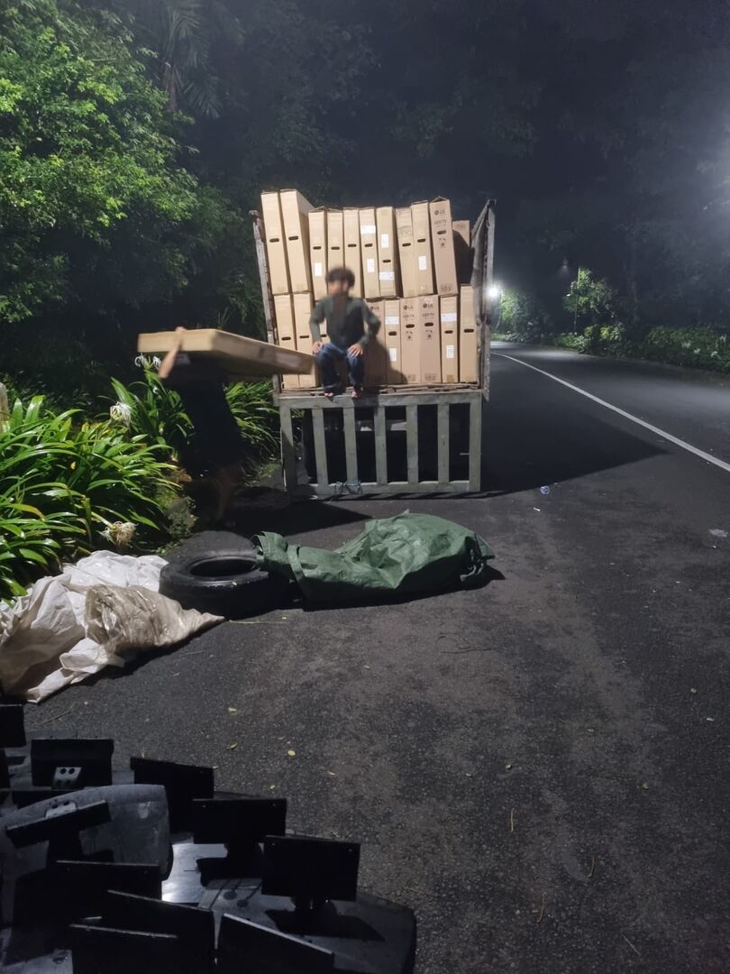 Bongkar muat dus TV dari truk saat pengiriman ke pembeli luar kota